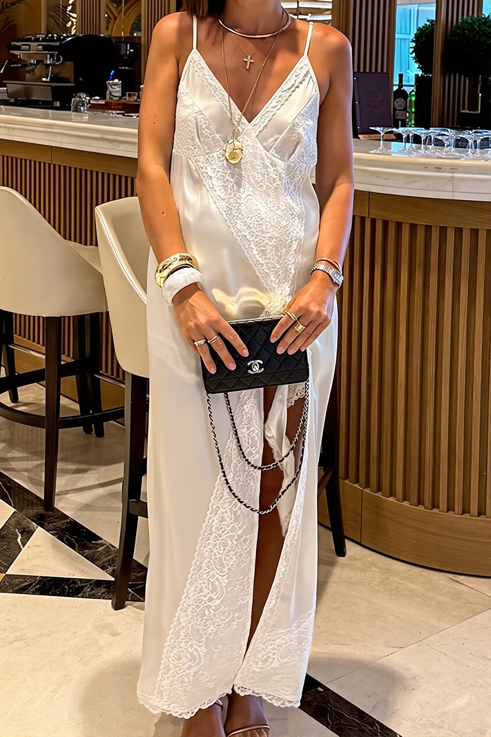 Elena asymmetrisk midikjole i silke-satin med blonder