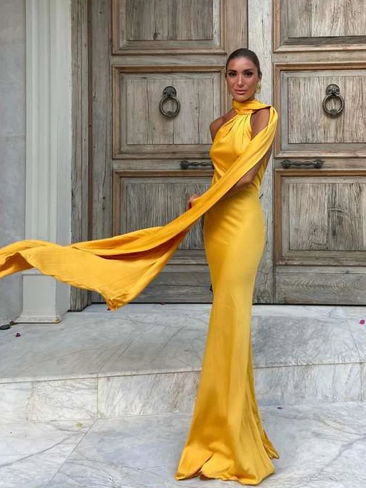 Yanna halterneck rygløs satin kjole